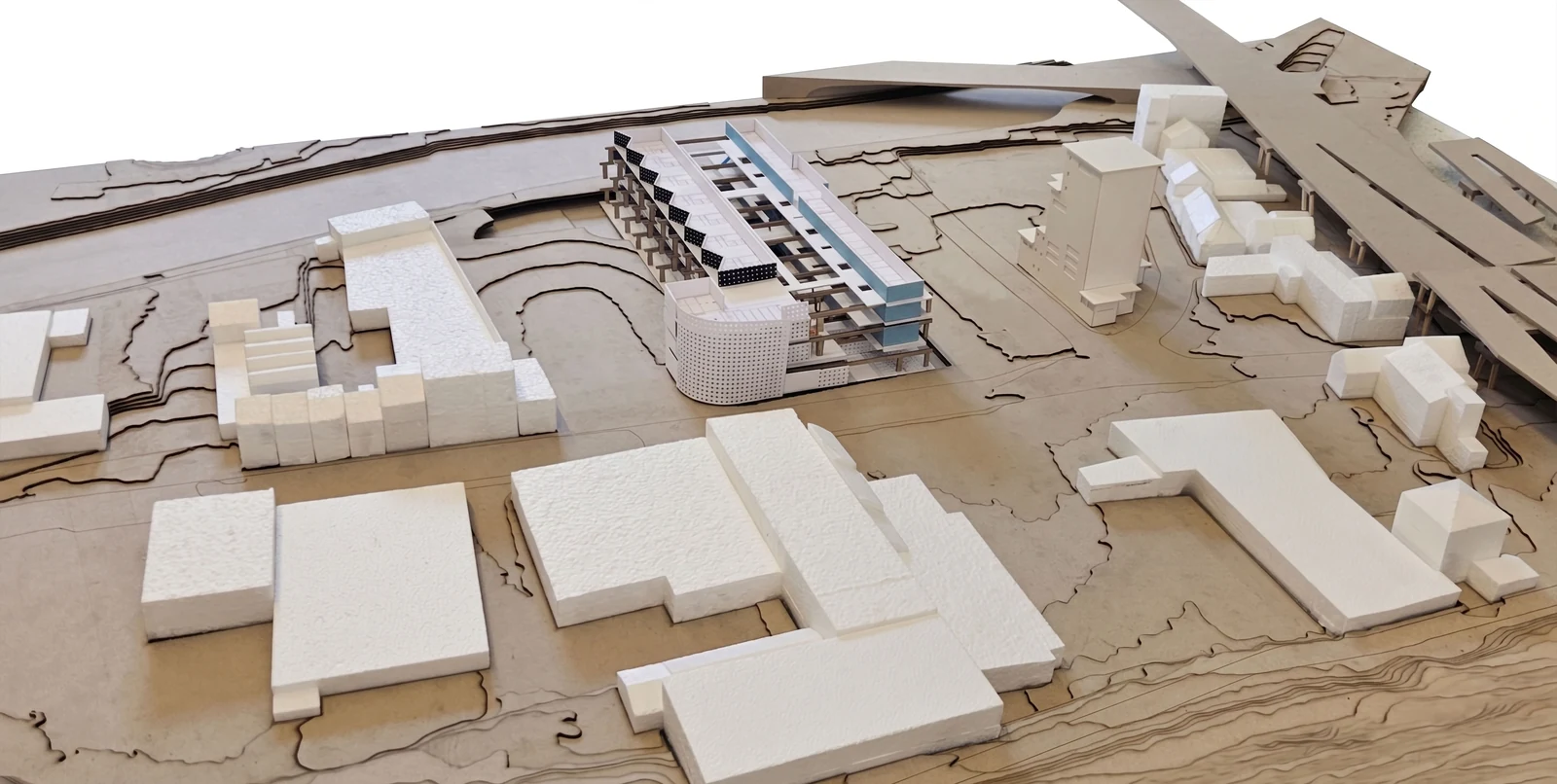 Maquette de site : le bâtiment dans son contexte, à l'entrée de Charleroi